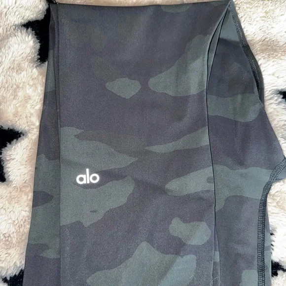 ALO Yoga High-Waist Camo Leggings in Dark Green Like Brand New Size Large Vapor - Picture 4 of 6